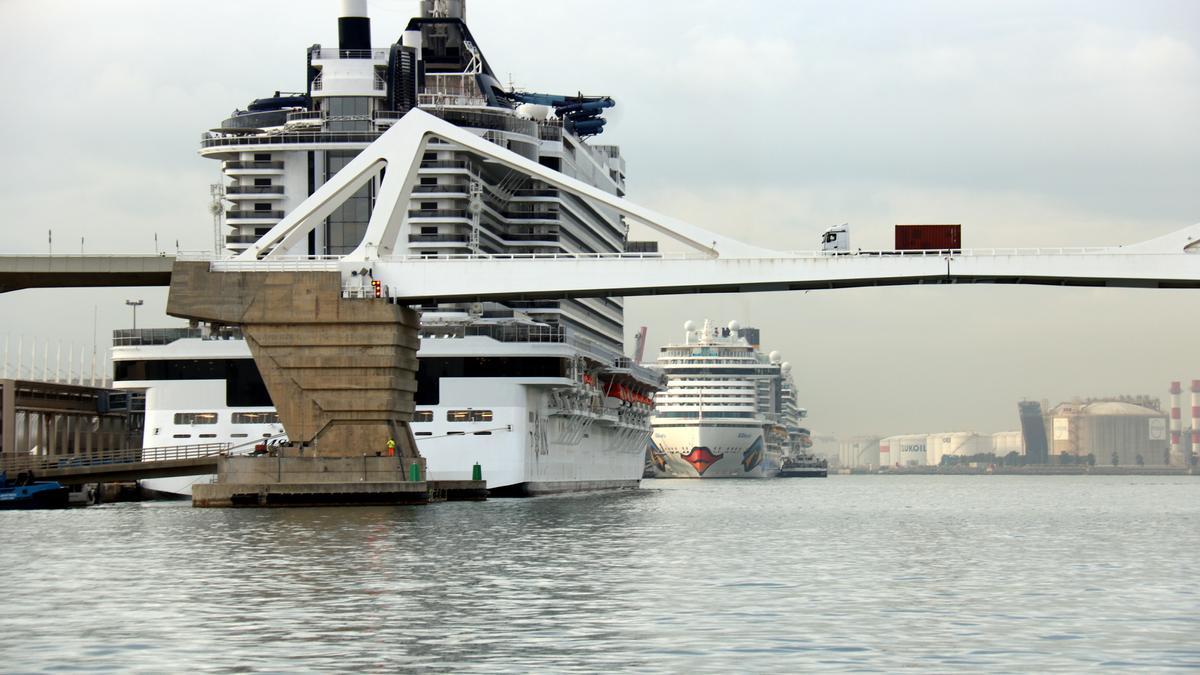 Dos creuers al Port de Barcelona