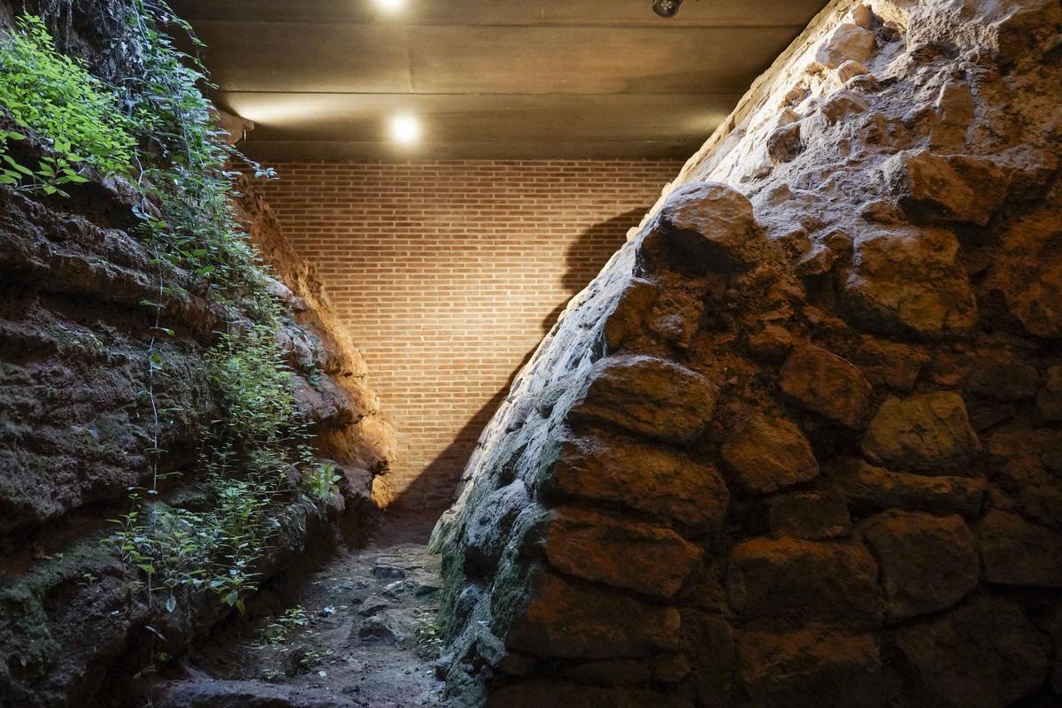 Escarpa de la muralla romana sota la plaça de l’església
