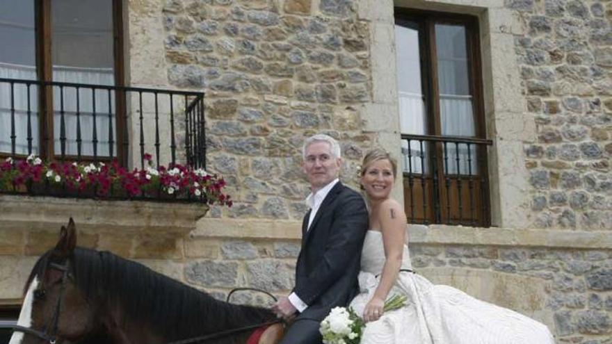 Mike Horton y Pam Hroza, a caballo, frente al Hotel Palacio de Rubianes después de la boda. / a. espina