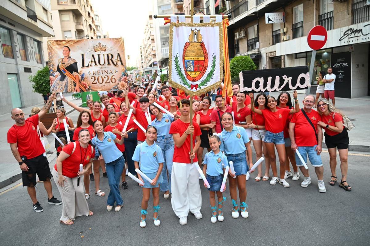 Festeros del Sector V arropan a la Reina de las Fiestas Laura Rodrigo durante el pasacalles