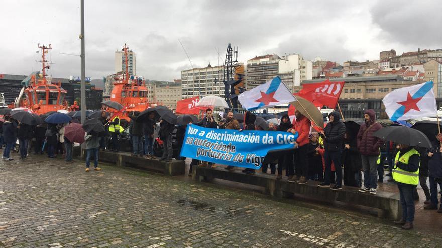 La protesta congregó a medio centenar de personas // FdV