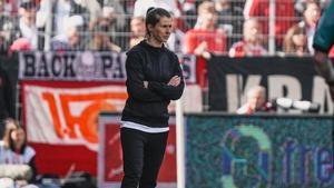 Marie-Louise Eta, dirigiendo al Union Berlin ante el Ausburgo