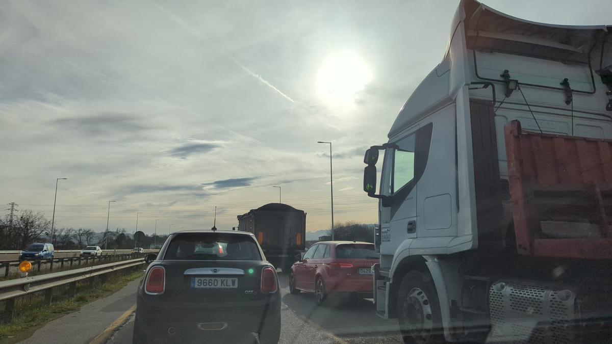 Retenciones en la zona de obras del tercer carril de la "Y" por la avería  de un coche - La Nueva España