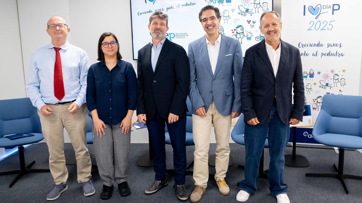 Los pediatras Ortega, Armero, Blesa, Álvarez Pitti y Álvarez Aldeán en la presentación de este martes.