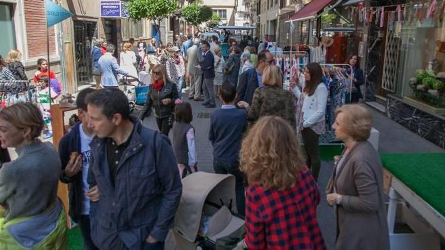 La iniciativa de los comerciantes tuvo buena acogida entre los ilicitanos.