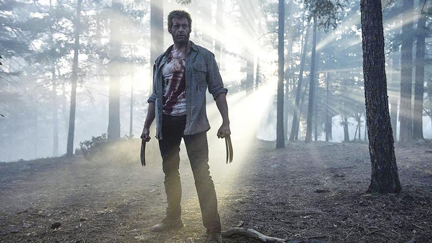 Hugh Jackman, como Lobezno en "Logan". Abajo, Ryan Reynolds, en una foto subida a su Twitter caracterizado como Deadpool para celebrar la compra.