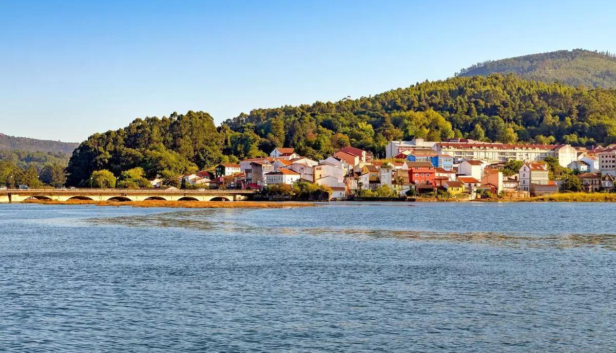 Vista panorámica del puente que atraviesa la Ría de Muros y del pueblo de Noia