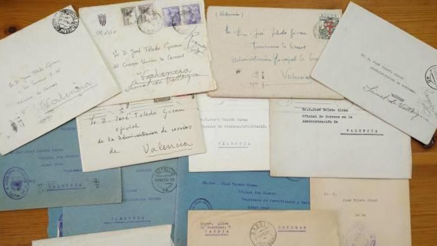 A la izquierda, la placa que Simat puso en la casa natalicia de Josep Toledo Girau. A la derecha, algunas de las cartas recuperadas de su archivo.