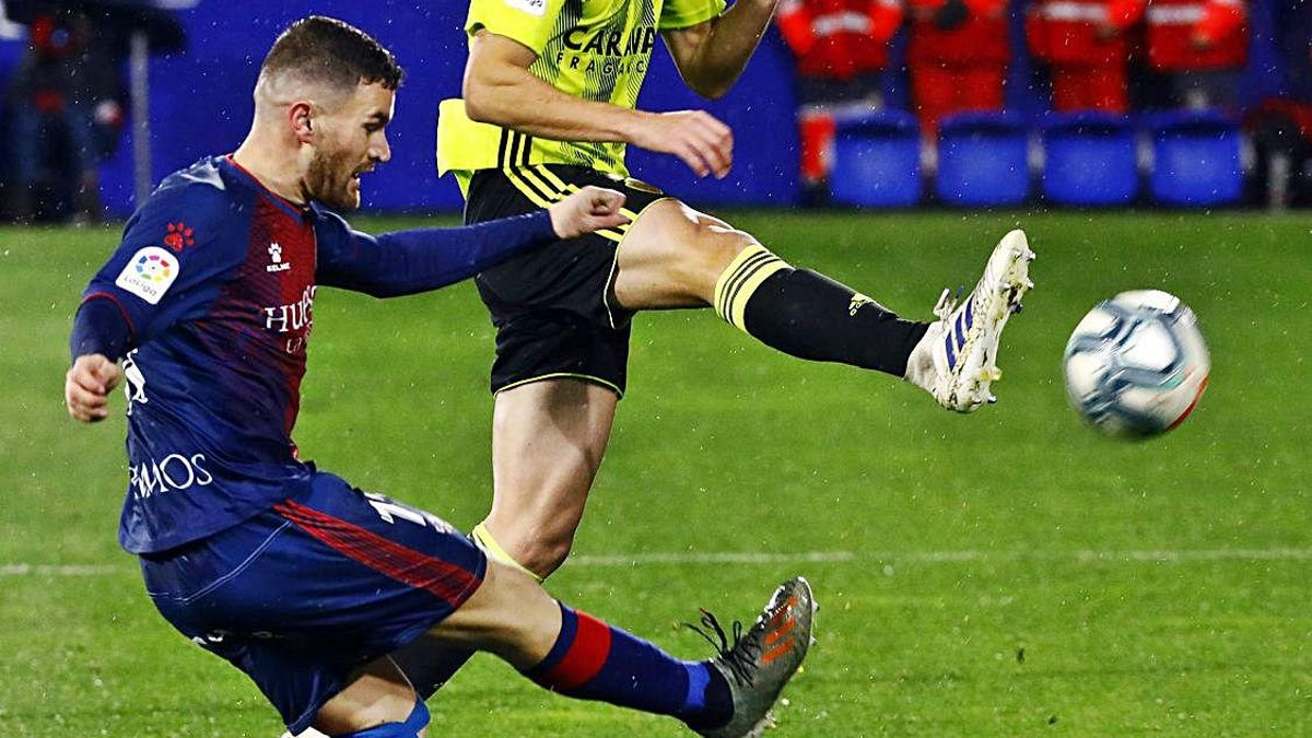 Javi Galán despeja un balón durante un amistoso contra el Zaragoza en El Alcoraz. // ÁNGEL DE CASTRO