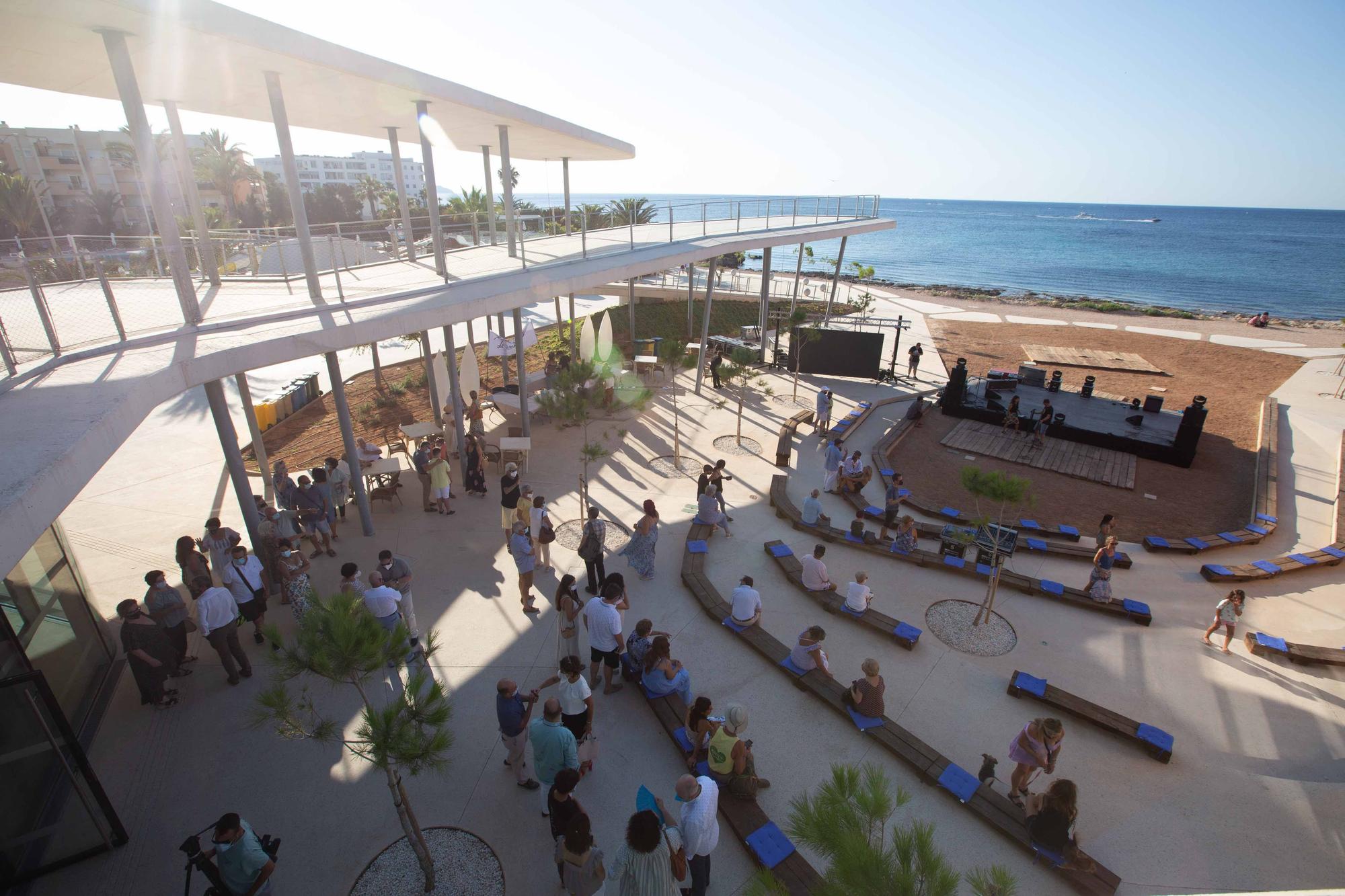 Una muestra sobre la importancia de proteger el mar de Ibiza inaugura el auditorio de Port des Torrent