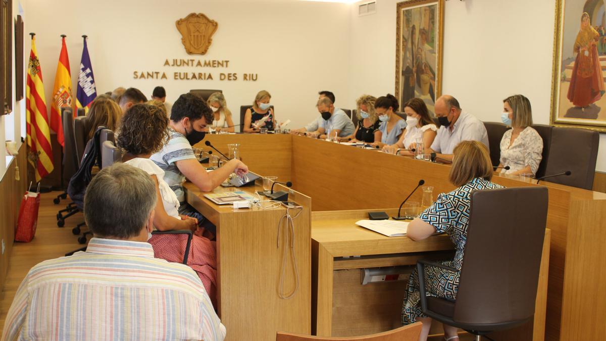 Foto de archivo de un pleno de Santa Eulària.