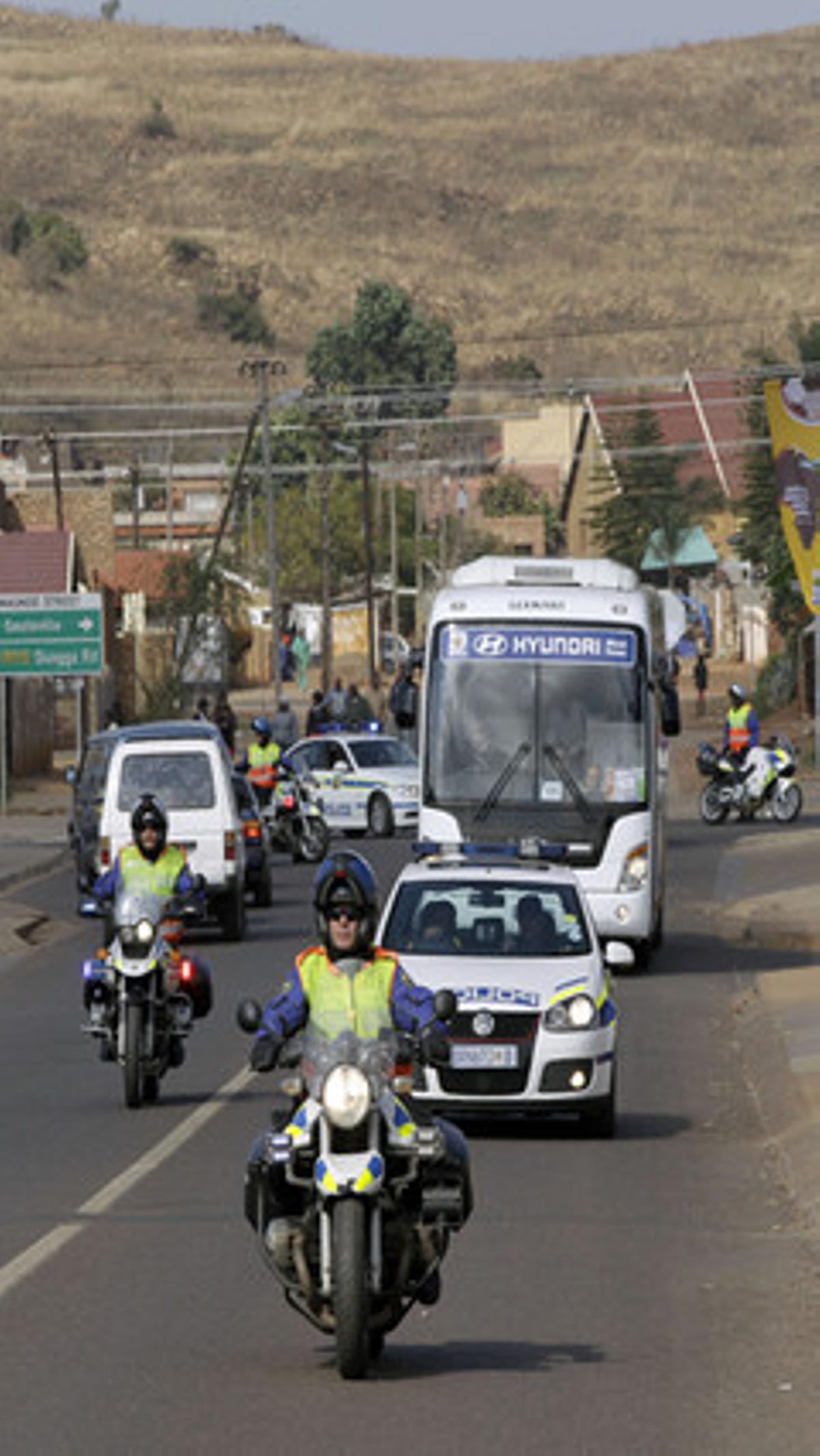 La policia sud-africana escorta l’autocar de la selecció alemanya, a prop de la capital del país.