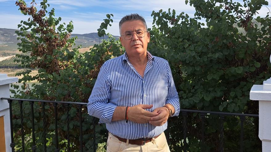 El alcalde de Iznájar, Lope Ruiz, se suma a la batalla del liderazgo del PSOE de Córdoba contra Crespín y Romero