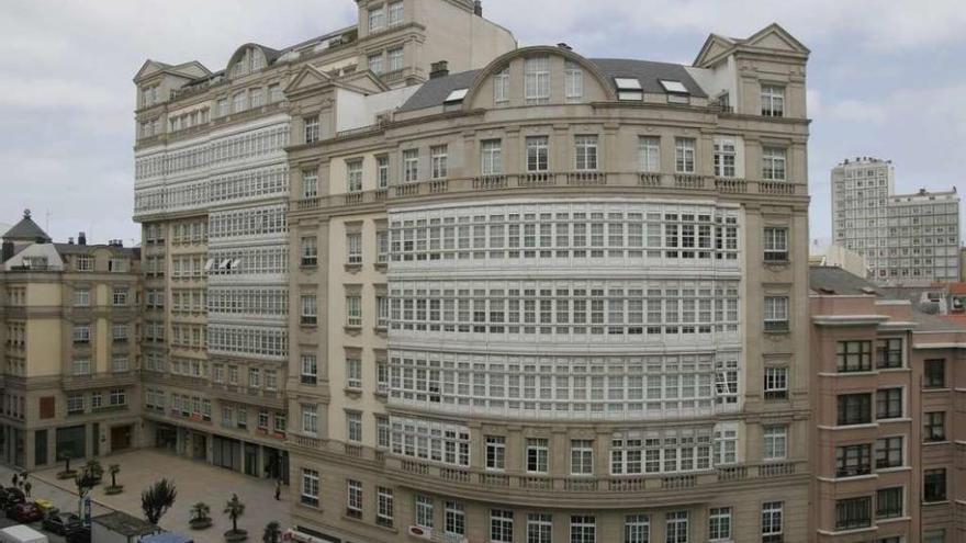 Esquina del edificio Fenosa, con el inmueble protegido de la avenida Finisterre a la derecha.