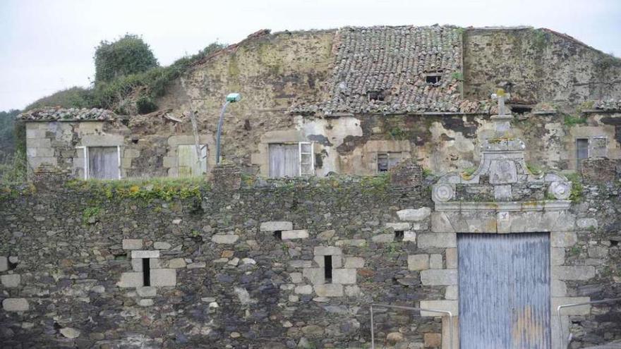 Vista de la rectoral de Bribes, tras el desplome del tejado después de un temporal. carlos pardellas