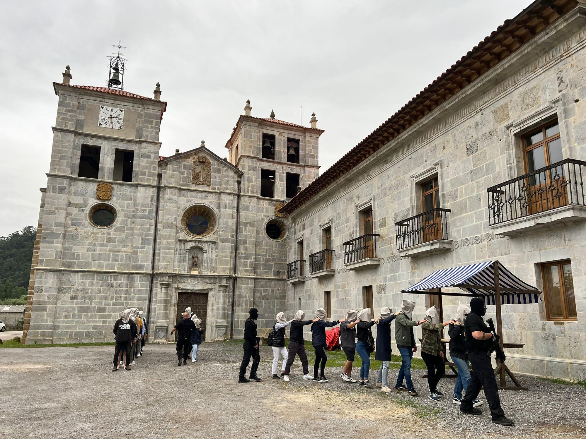 En imágenes: Así fue "Redención", la primera función de teatro inmersivo que se celebra en el monasterio de Cornellana