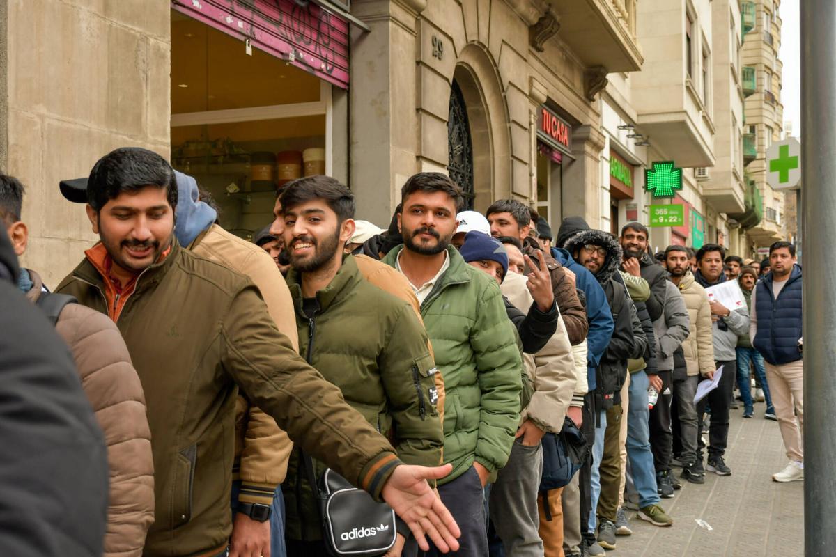 Ciudadanos paquistaníes haciendo cola a las puertas de su consulado para obtener documentación de cara al proceso de regularización.