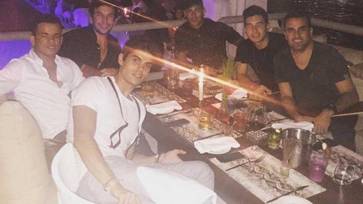 Neymar y sus amigos, en un restaurante de Ibiza