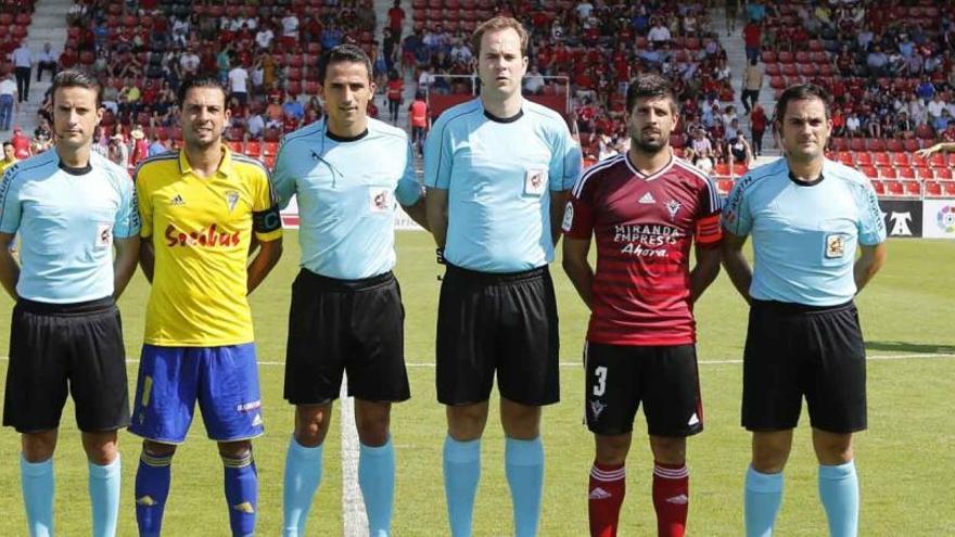 El exfranjiverde Mantecón luciendo el brazalete de capitán en un Mirandés-Cádiz