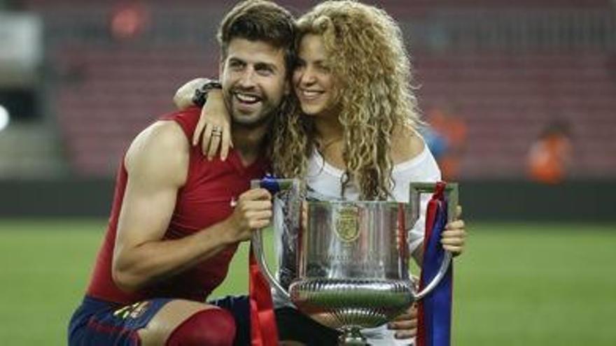 Shakira i Piqué es fotografien amb la Copa