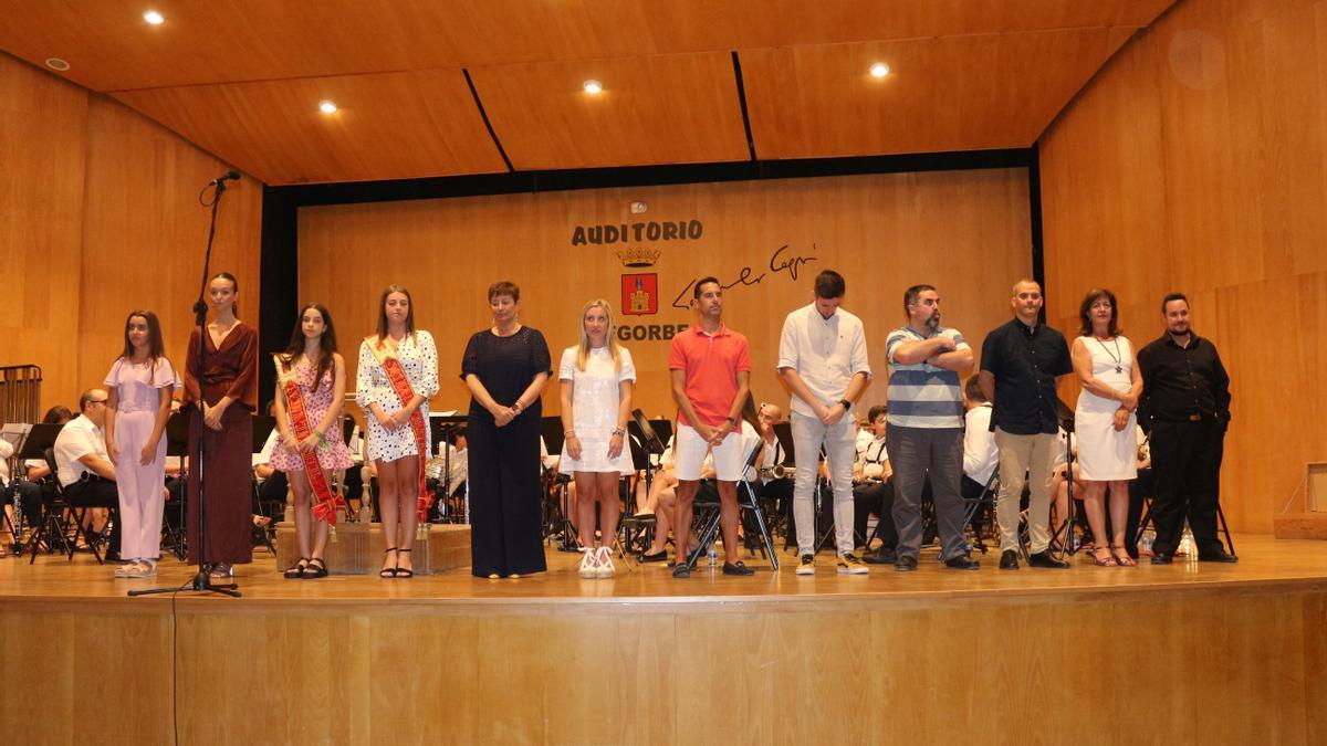 Foto final de familia del acto de entrega de premios del concurso de pasodobles.