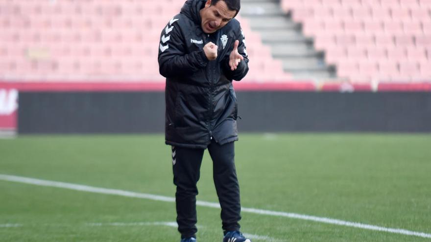 Paco García,
enfadado en el 
choque ante el 
Granada B