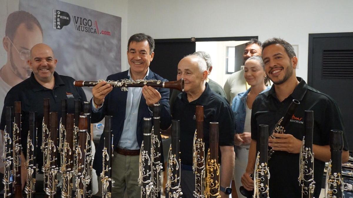 El conselleiro de Educación Román Rodríguez visitó este miércoles a los alumnos del Clarinet Fest de Lalín.