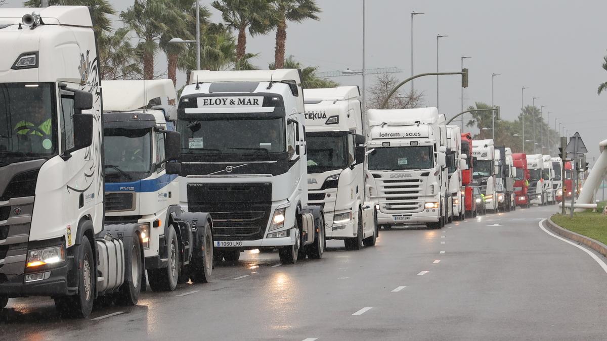 Caravana de camiones en protesta por los precios de los carburantes, la semana pasada en Castelló.