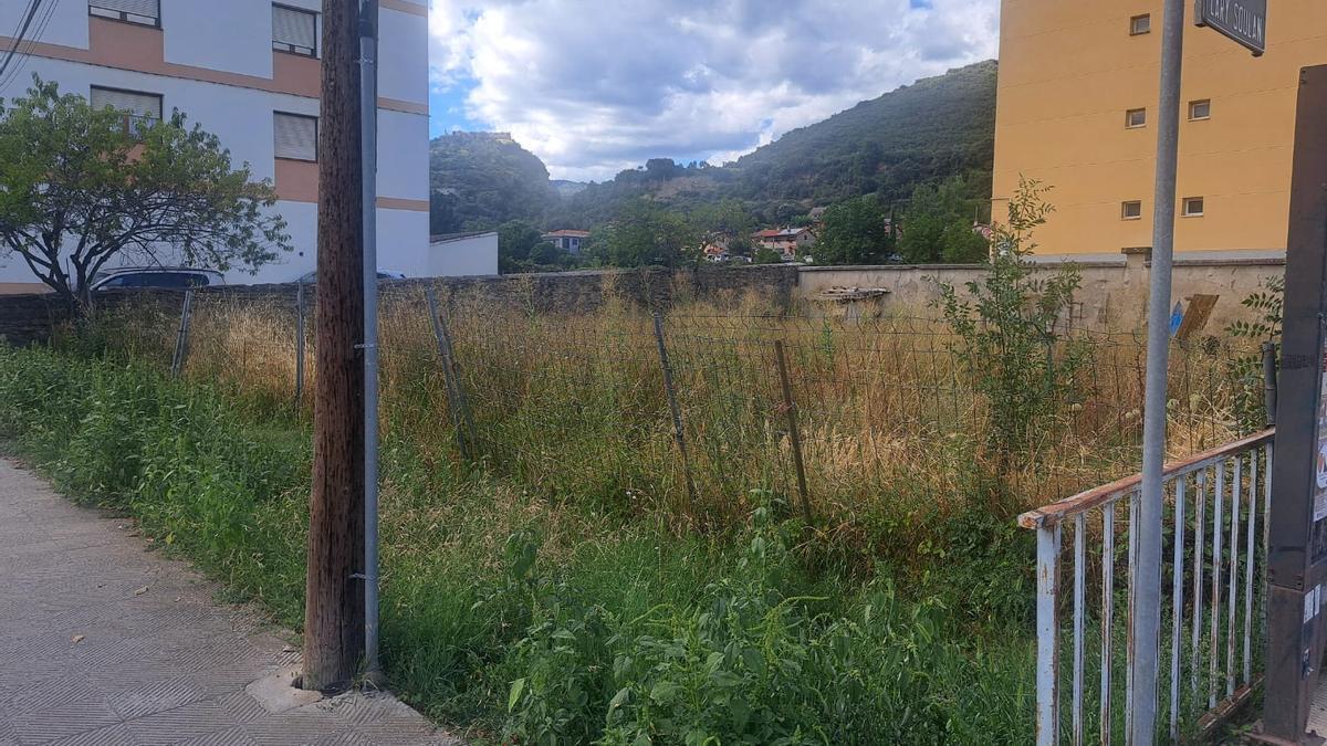 Los suelos de Boltaña donde se edificarán las 15 viviendas modulares.