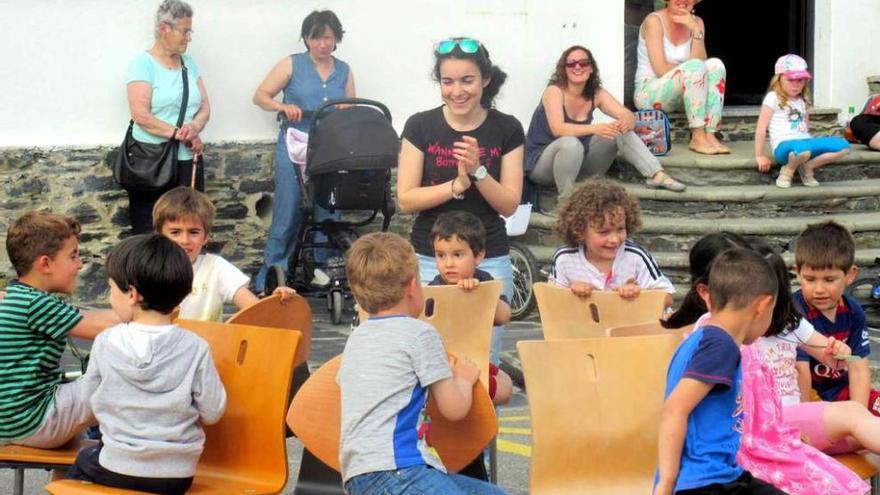 Un grupo de niños en una de las últimas actividades infantiles realizadas en Coaña.