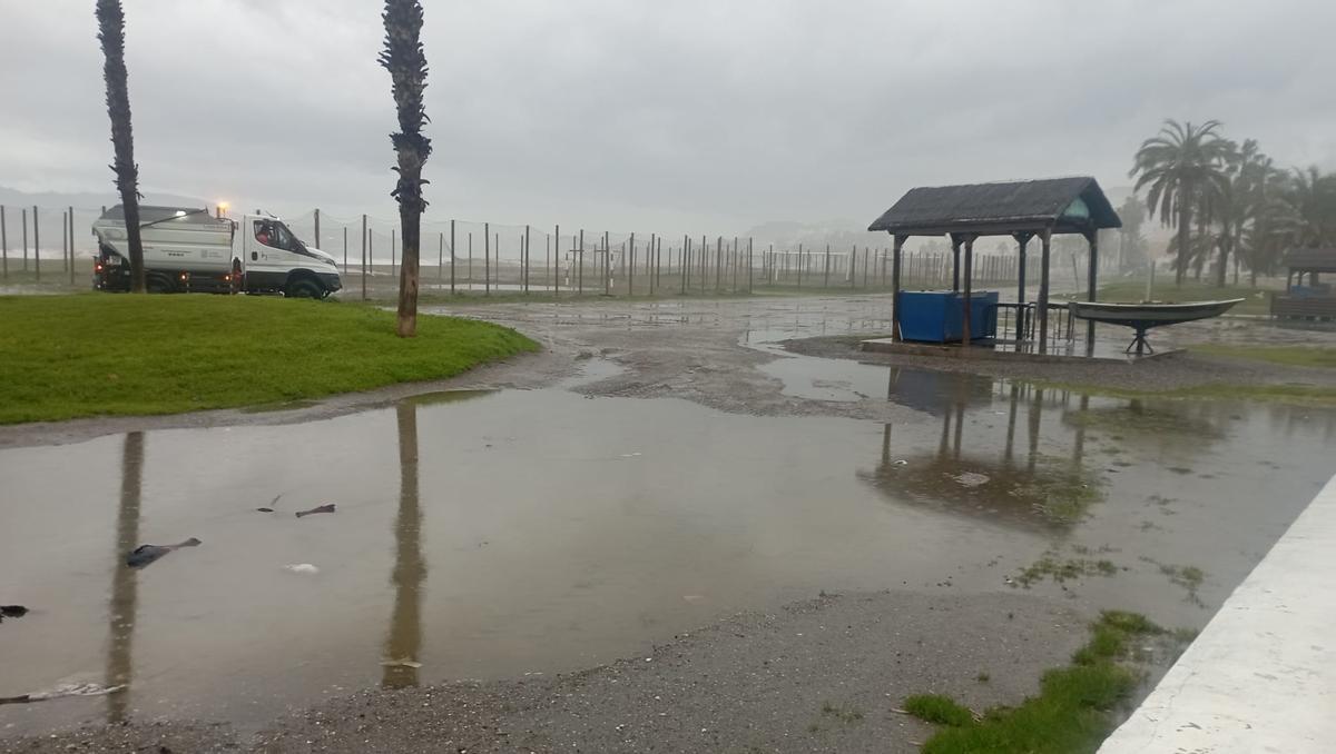 Vista de las playas de Pedregalejo tras las lluvias caídas esta noche por la borrasca Leonardo.