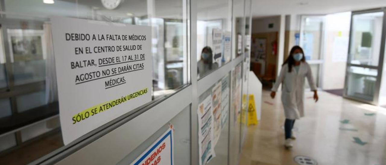 Cartel anunciando el cierre de las agendas de los médicos en el centro de salud de Baltar, en Sanxenxo.  // GUSTAVO SANTOS