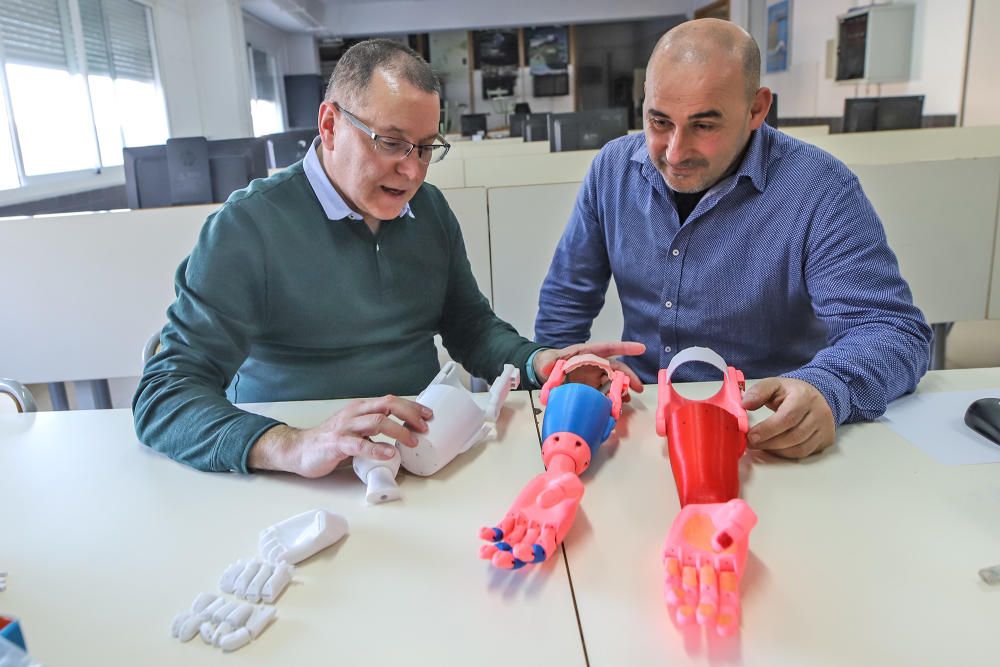 La prótesis de brazo en 3D que fabricaron dos profesores de Orihuela para una niña se mostrará en el museo WorldSkills de Shangái