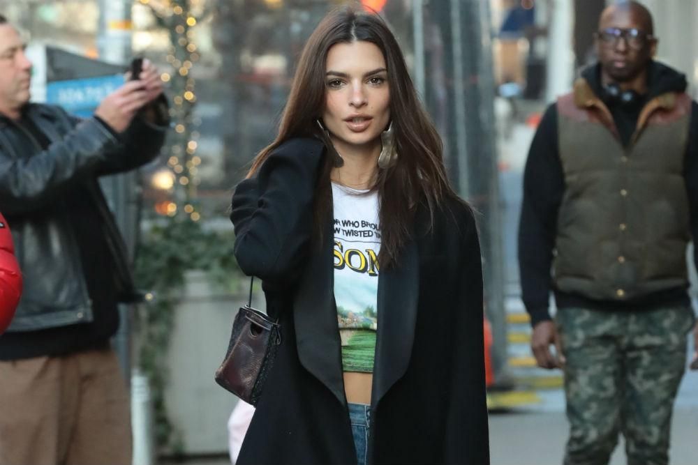 Emily Ratajkowski con blazer negra y camiseta estampada