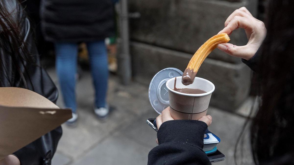 Probando chocolate con curros por primera vez en Banys Nous.