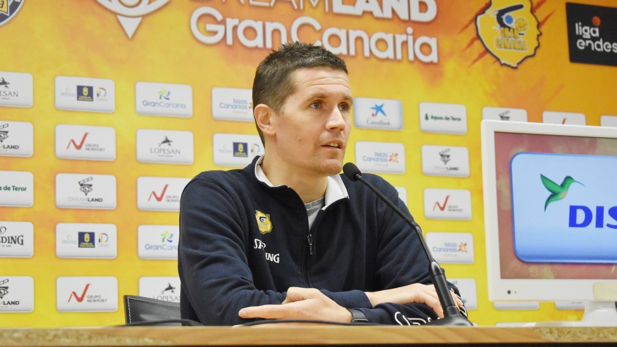 Jaka Lakovic, entrenador del Dreamland Gran Canaria, en rueda de prensa en el Arena