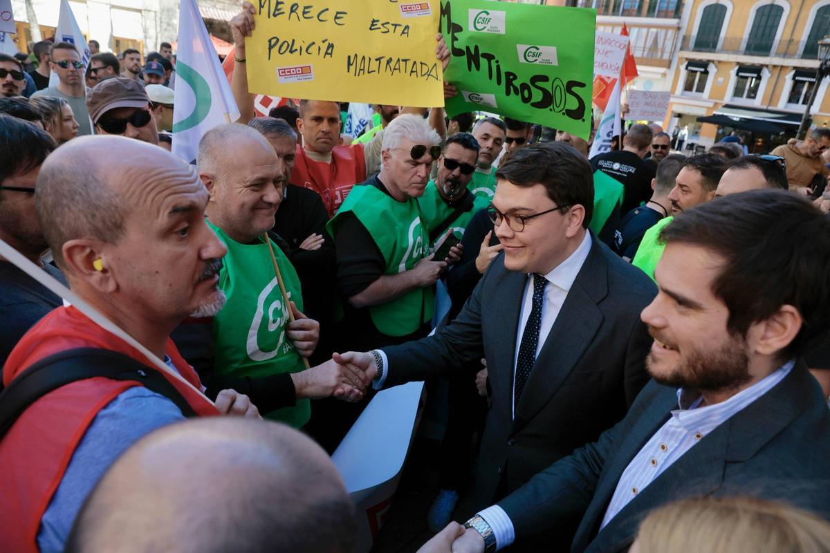 Llorenç Bauzá saluda a representantes sindicales de la Policía Local durante una protesta en febrero.