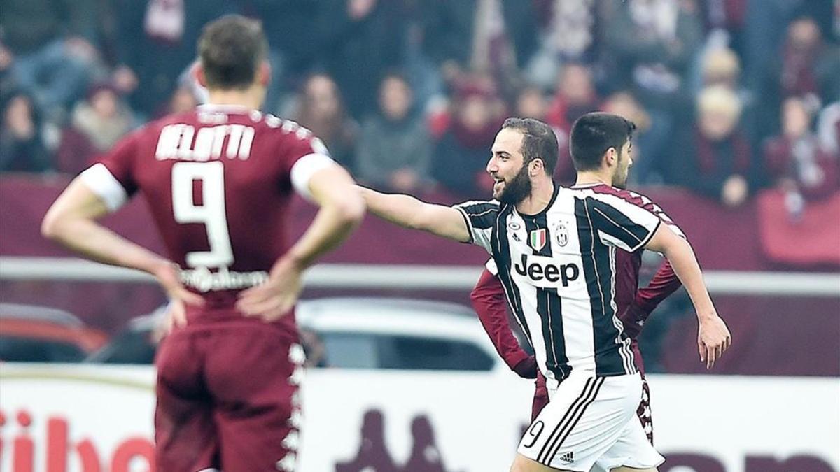 Gonzalo Higuaín celebra uno de sus dos goles en el derbi turinés entre Torino y Juventus (1-3)