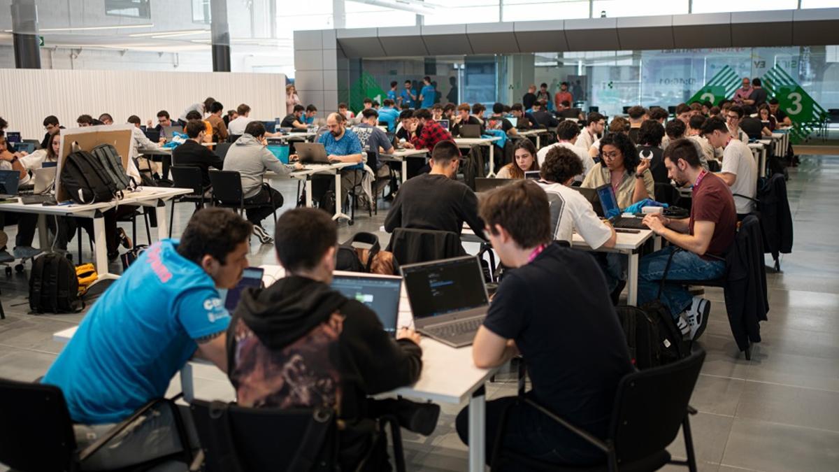 La primera Ciberhack de Cataluña, que tiene lugar en Hospitalet, reúne alumnos de grado superior del ámbito de la ciberseguridad de toda Catalunya.