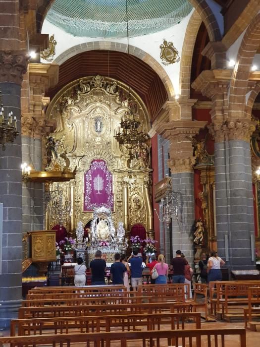 La Virgen del Pino baja de su camarín en Teror