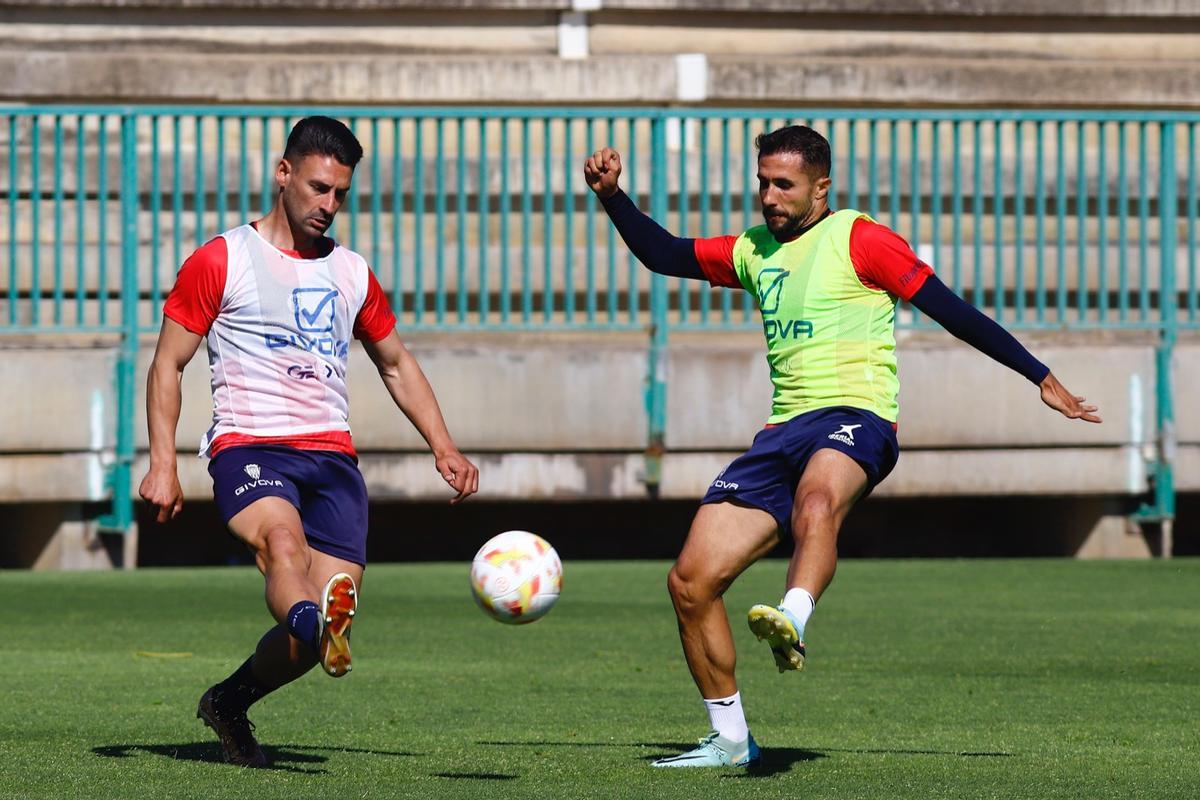 Kike Márquez golpea el balón ante Canario, en el entrenamiento del Córdoba CF de este miércoles.