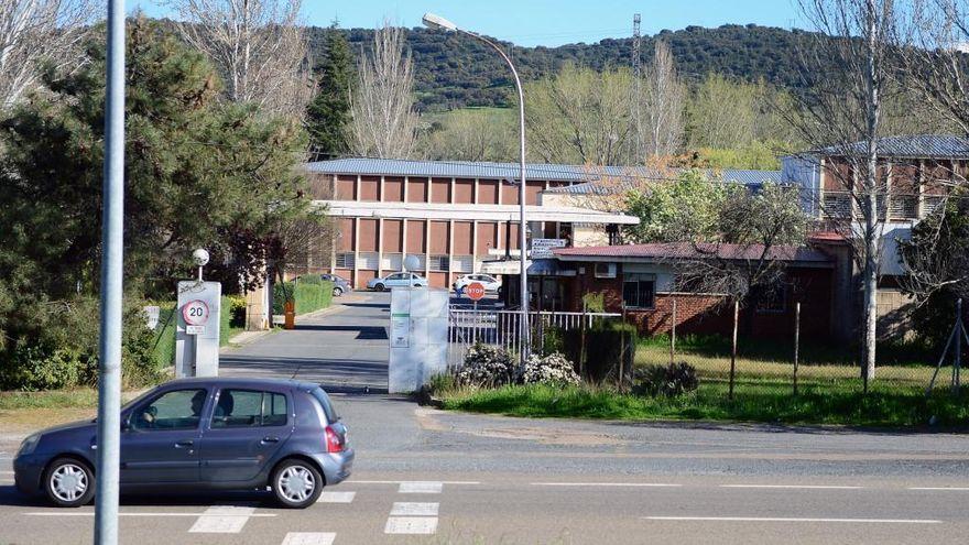 Vista exterior de la entrada al centro sociosanitario de Plasencia.