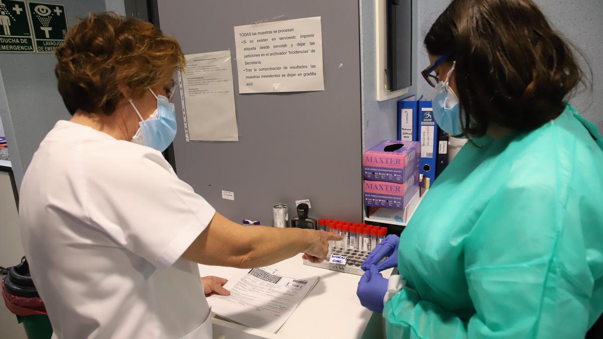 Laboratorio de microbiología del hospital Reina Sofía, en el que se analizan pruebas PCR.