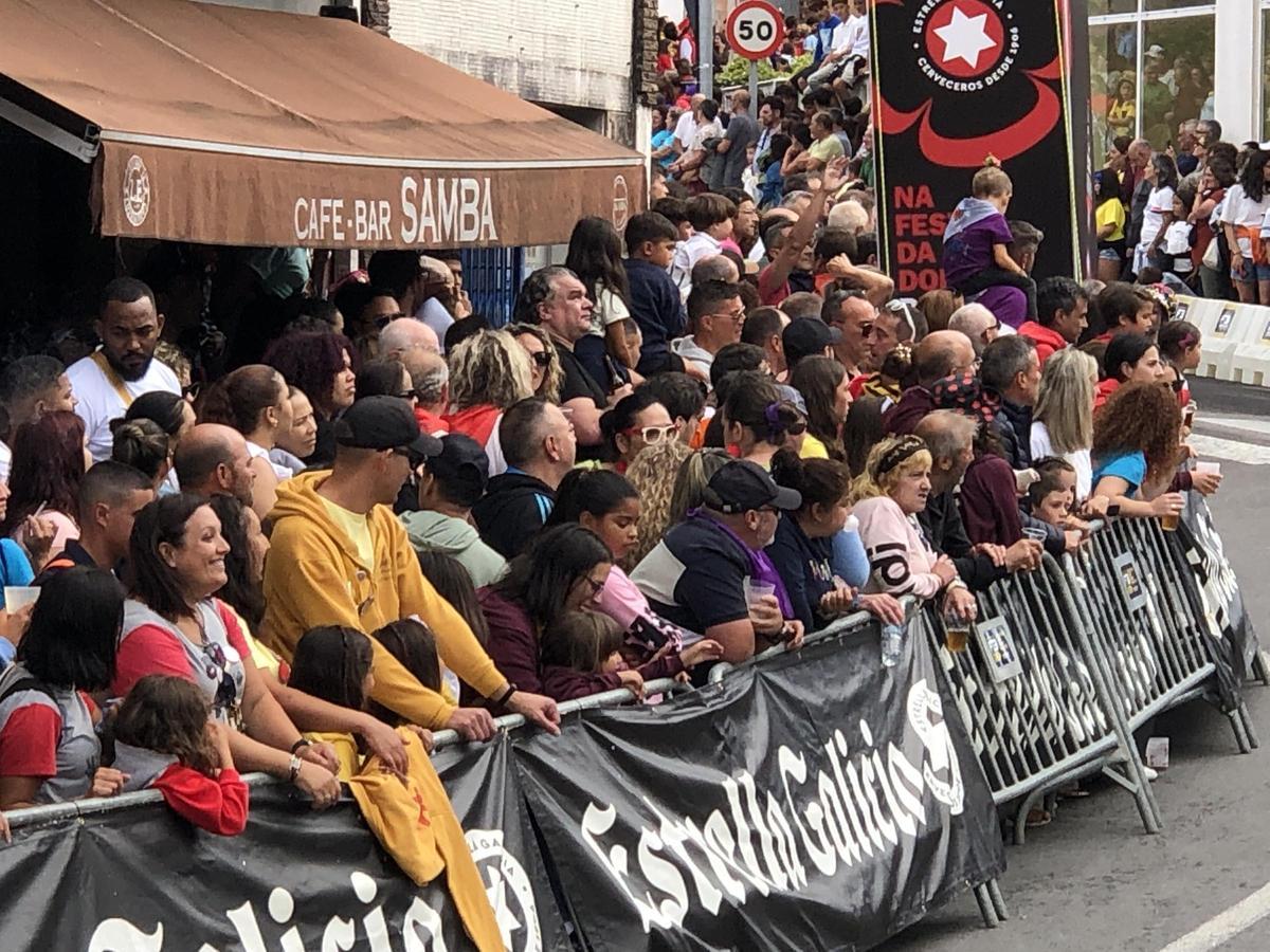 Cuesta abajo... con frenos: la Festa da Dorna de Ribeira avanza a rebufo de las carrilanas