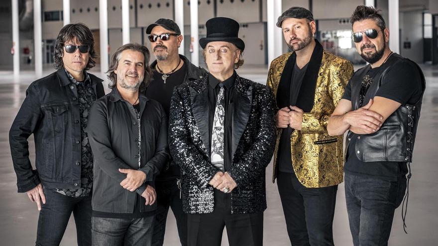 Javier Gurruchaga, en el centro, con el resto de miembros de la Orquesta Mondragón.