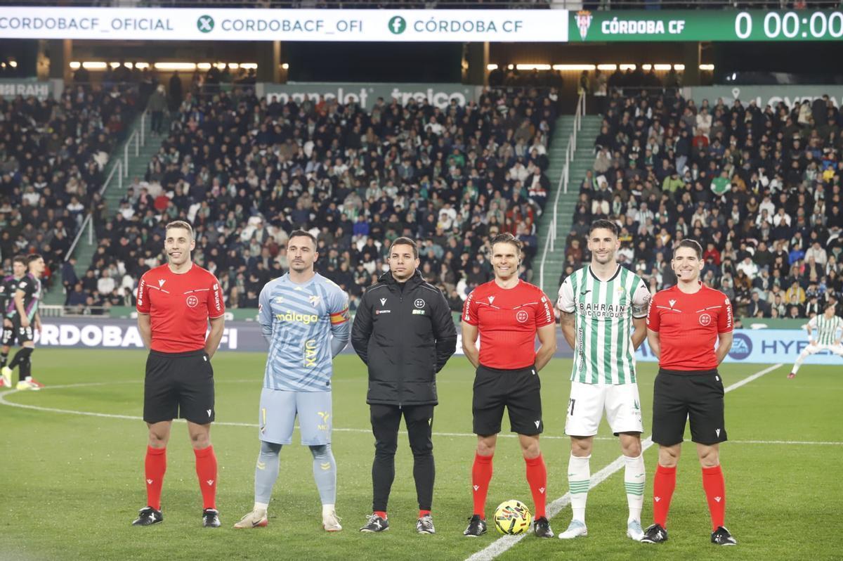 Muñiz Muñoz, en el centro de la imagen, antes del Córdoba CF-Málaga en El Arcángel.