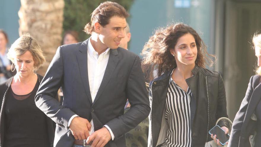 El tenista Rafa Nadal, junto a su novia, Xisca Perelló.