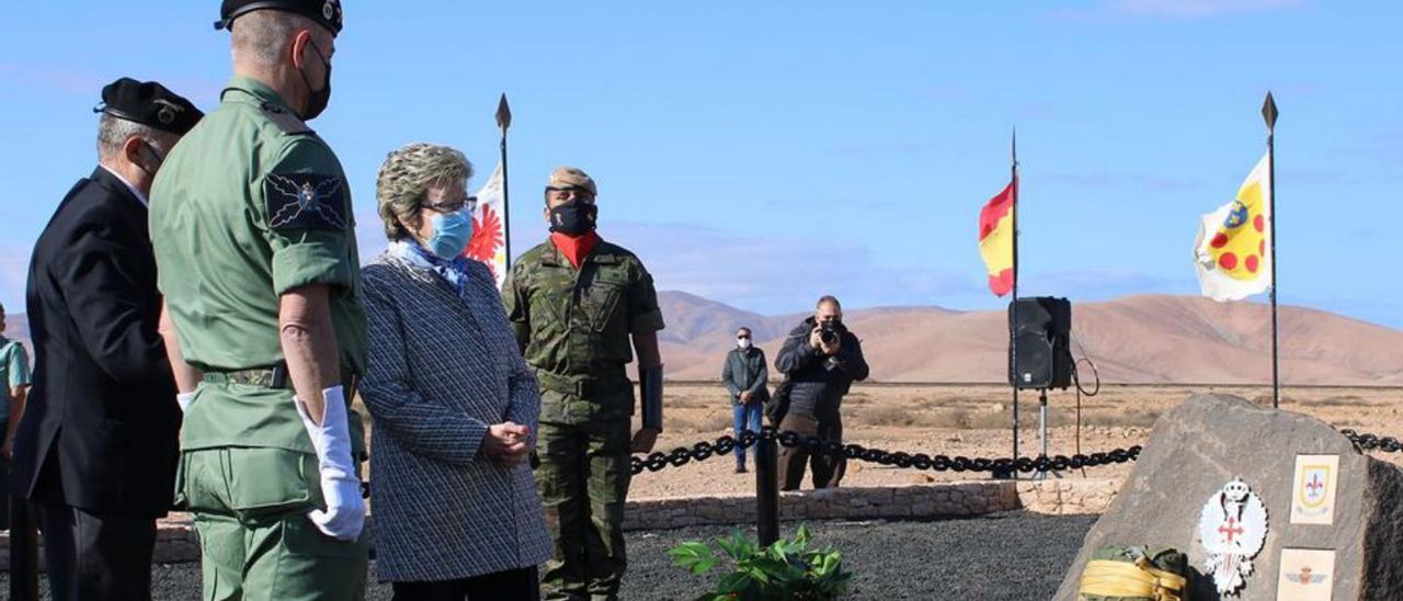 Carmen, la viuda del sargento Lozano, en el homenaje floral a los caídos. | |