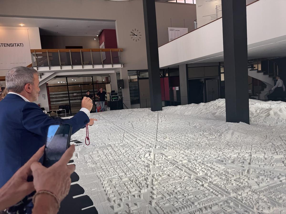 Jaume Collboni muestra el recorrido del Tour en la maqueta de la ciudad en la Casa de l'Arquirtectura.