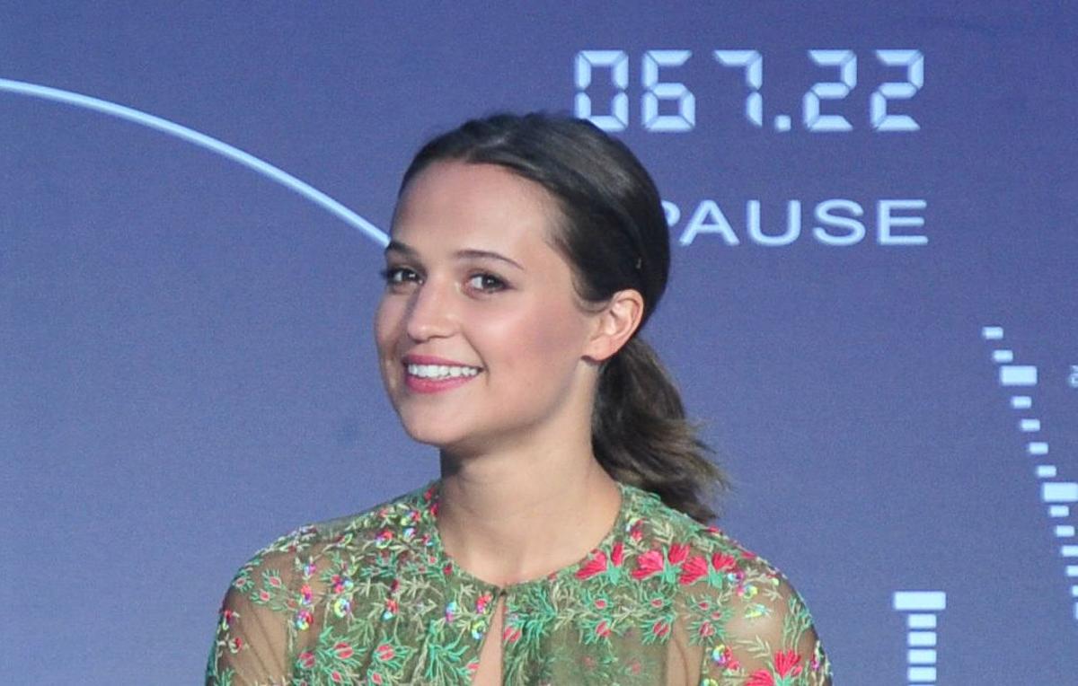 El look de Alicia Vikander en China